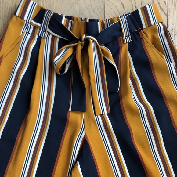 Striped Cropped Pants - Picture 2 of 6